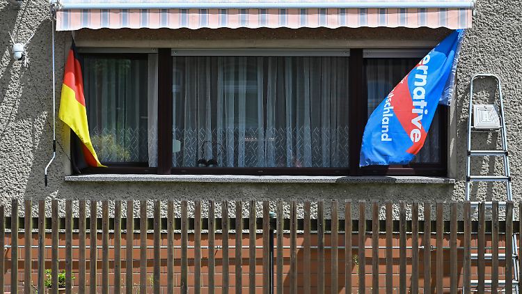 Deutschland-Flagge und AfD-Fahne vor einem Einfamilienhaus in Brandenburg. Die politische Stimmung ist vielerorts schlecht.