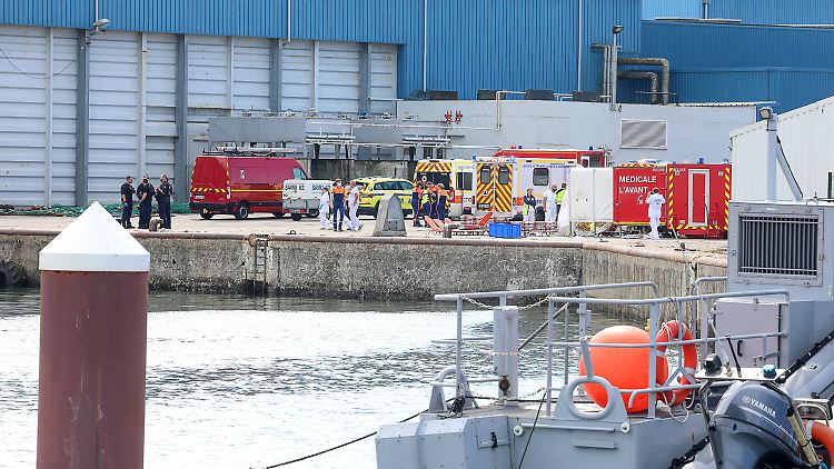 Vor dem französischen Küstenort Le Portel läuft nach dem Kentern eines Migrantenbootes eine Rettungsaktion.