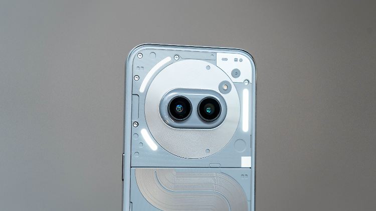 Das Nothing Phone (2a) Plus mit dem markentypischen "Robotergesicht" auf der Rückseite.