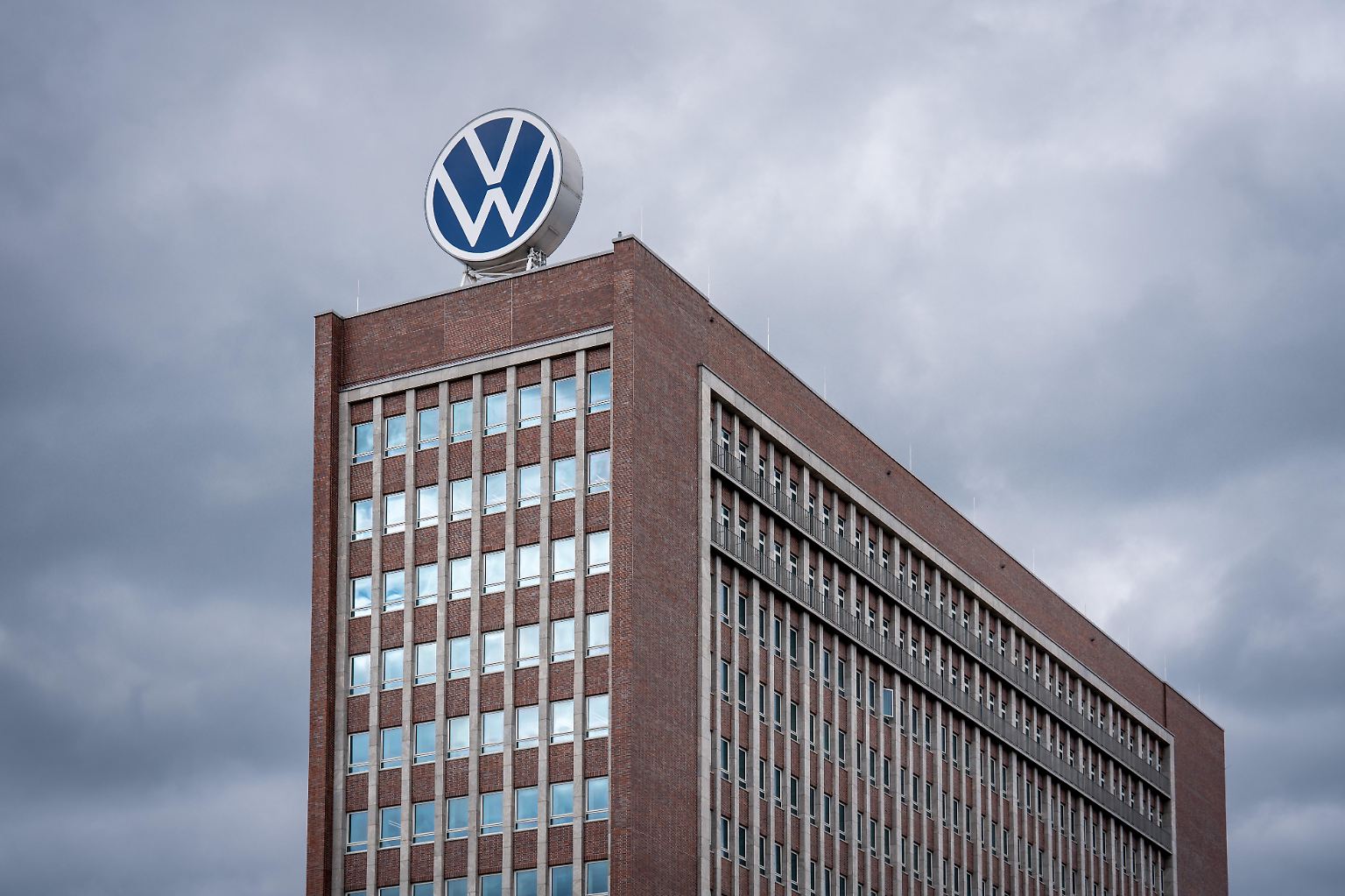 Wolfsburg: Neben dem Sitz der Marke VW Pkw als auch des Volkswagen-Konzerns mit seinen zwölf Fahrzeugmarken …