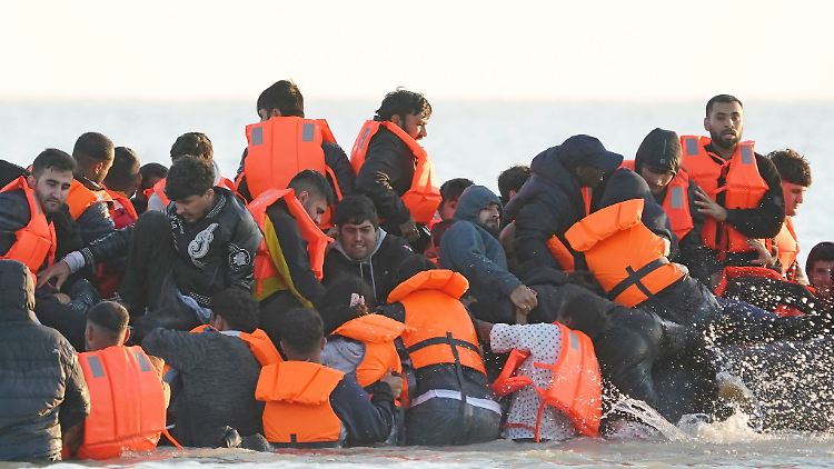 Immer wieder kommen Flüchtlinge bei der gefährlichen Überfahrt mit kleinen Booten Richtung Großbritannien ums Leben. (Archivbild).