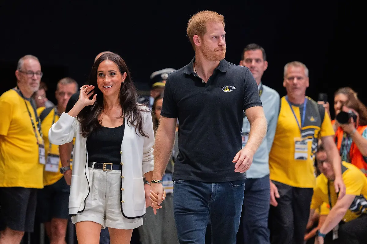 Prinz-Harry-Herzog-von-Sussex-und-seine-Frau-Meghan-Herzogin-von-Sussex-Hand-in-Hand-bei-den-Invictus-Games-in-Duesseldorf