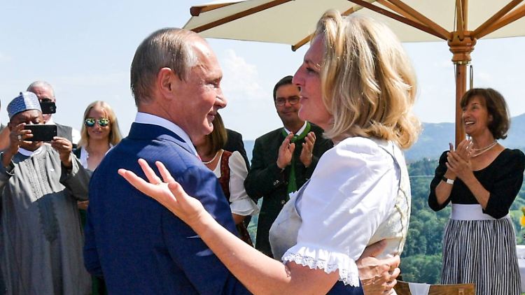 Die Bilder sorgten 2018 für Kritik: Putin tanzt auf Kneissls Hochzeit mit der Braut. 