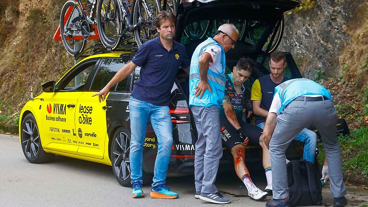 In einer Linkskurve mit nasser Fahrbahn rutschte van Aert weg. Das Knie war anschließend zu lädiert für eine Wiederaufnahme des Rennens.