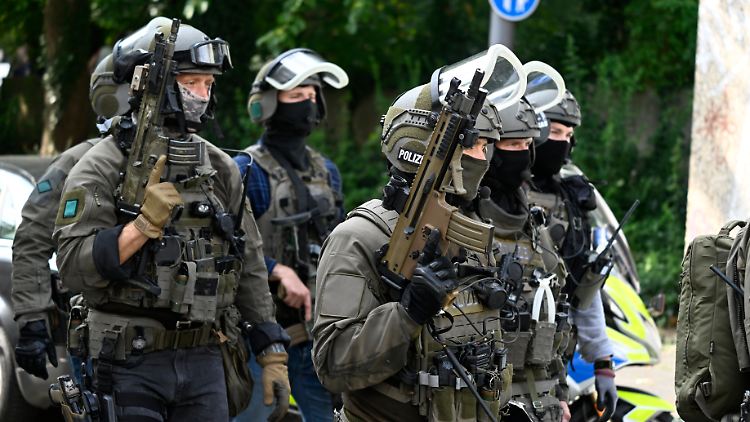 Spezialeinsatzkräfte der Polizei vor der Agentur für Arbeit in Wuppertal. 