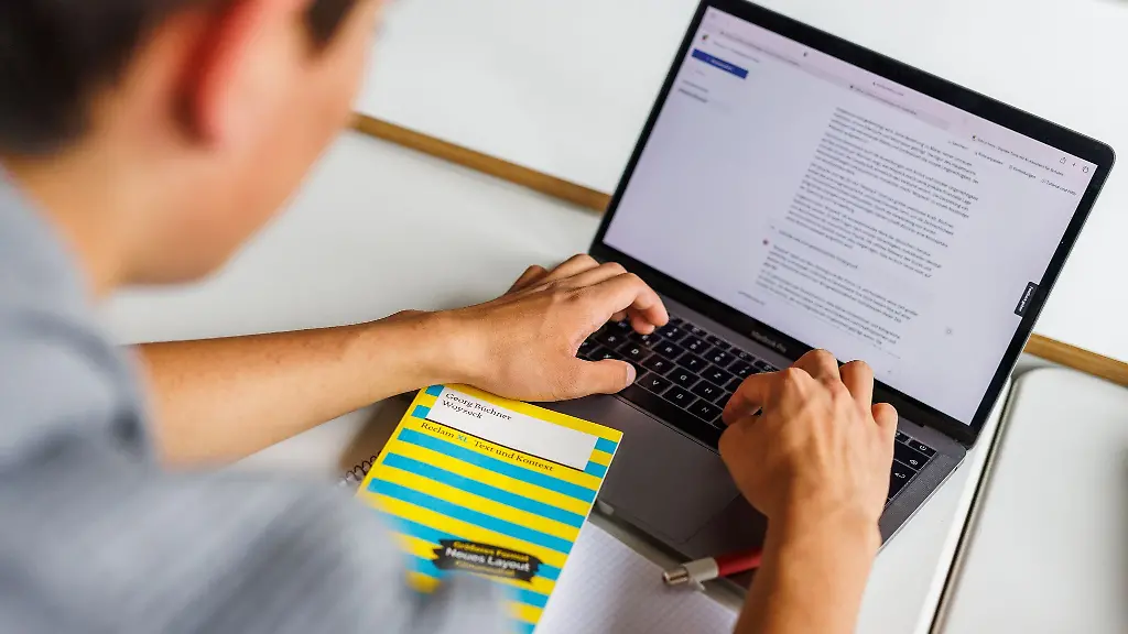 Ein-Schueler-eines-Gymnasiums-sitzt-vor-einem-Laptop-und-benutzt-ein-KI-Tool