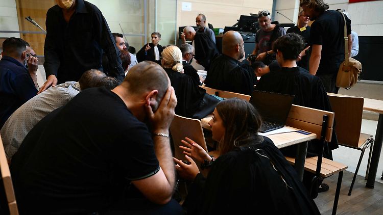 Eine Anwältin spricht mit Mitangeklagten. Die Männer hätten immer gewusst, dass seine Frau unter Einfluss von Medikamenten gestanden habe, sagte Dominique P. aus.