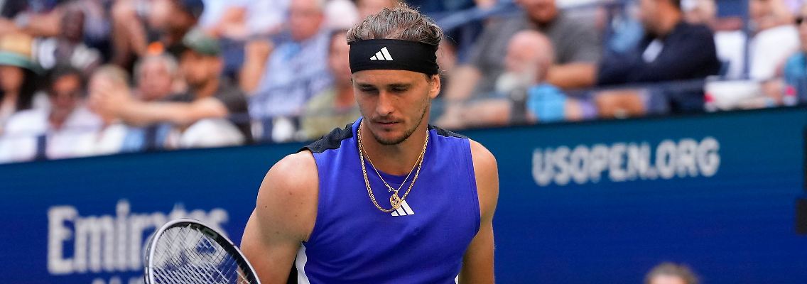Alexander Zverev wirft frustriert den Schläger auf den Boden.