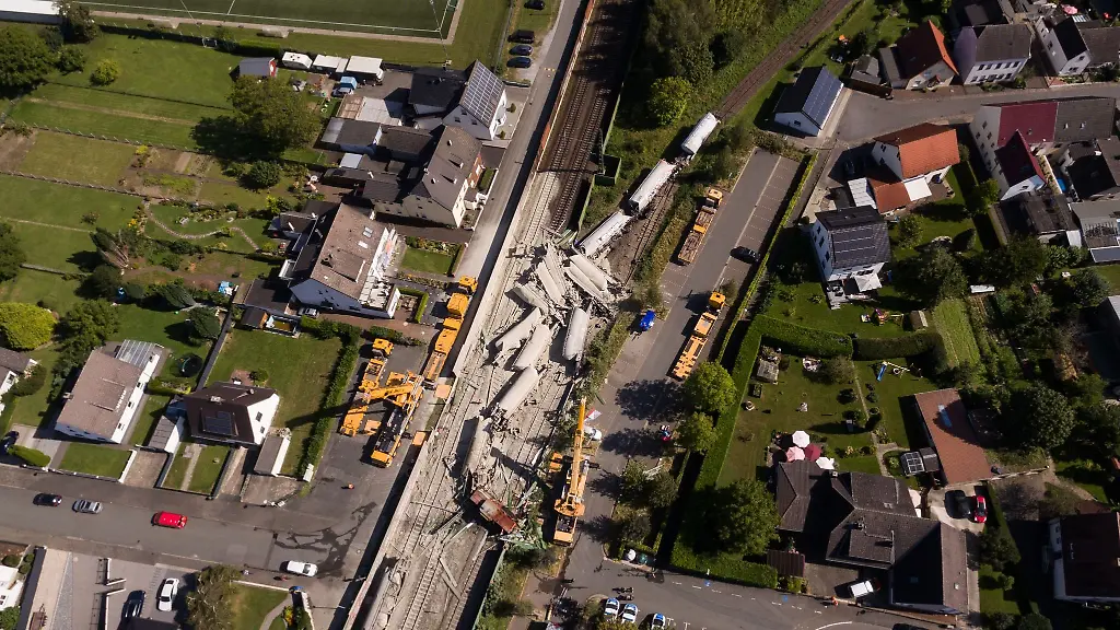 Luftaufnahme-eines-entgleisten-Gueterzuges