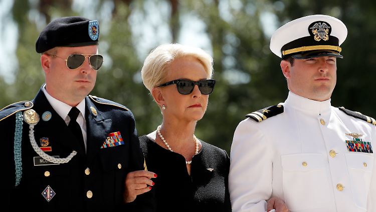 Jimmy, Mutter Cindy und Jack McCain (v.l.) bei der Beerdigung des Vaters im August 2018.