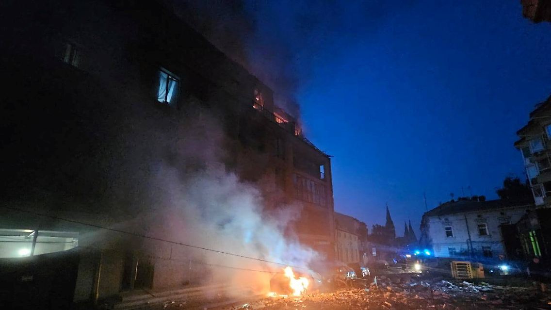 Nach einem russischen Luftangriff veröffentlicht der Bürgermeister der Stadt Lwiw dieses Fotos eines brennenden Hauses auf Telegram.
