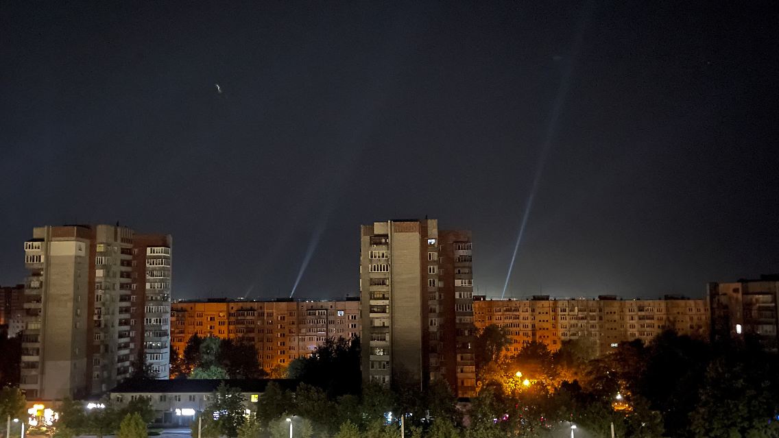 Spezialscheinwerfer suchen den Himmel über Lwiw nach Drohnen und Raketen ab.