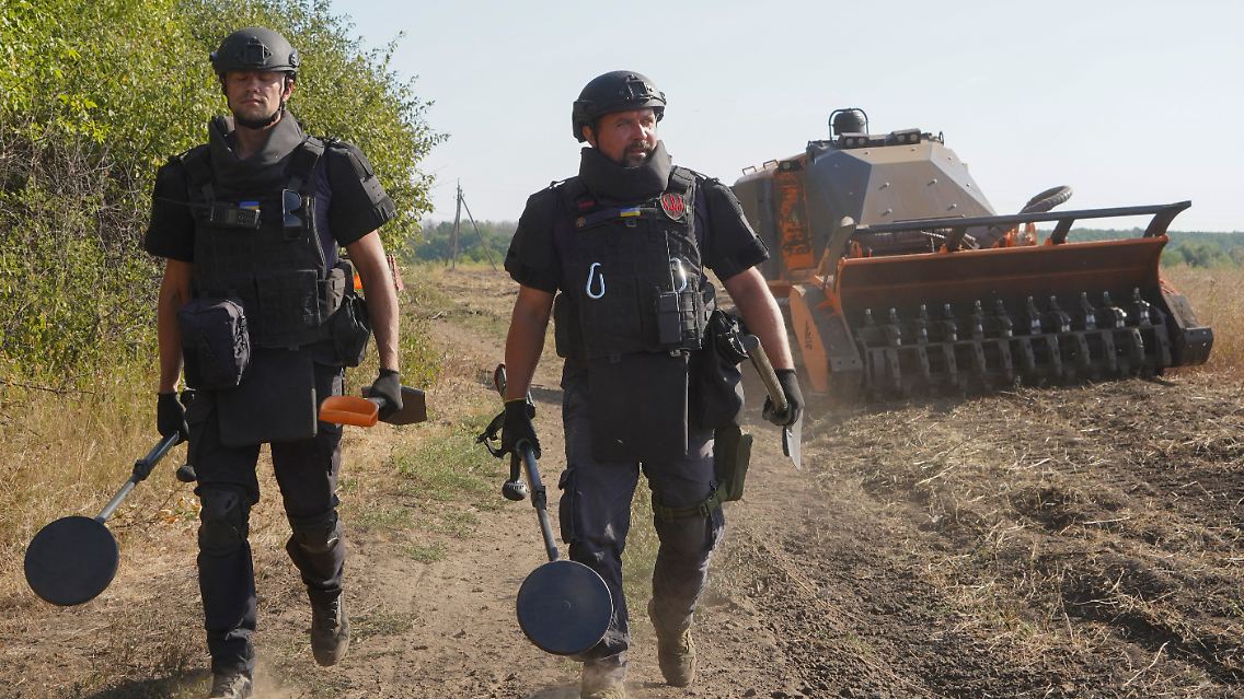 Nach Kämpfen mit russischen Truppen entminen ukrainische Truppenhandwerker Felder von Bauern in der Region Charkiw.