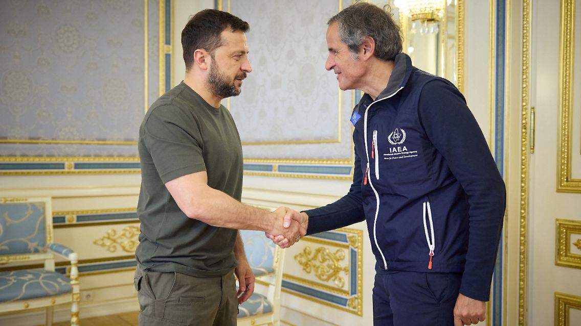 Der ukrainische Präsident Wolodymyr Selenskyj und der Chef der UN-Atomaufsichtsbehörde (IAEA), Rafael Grossi, bei ihrem Treffen in Kiew.