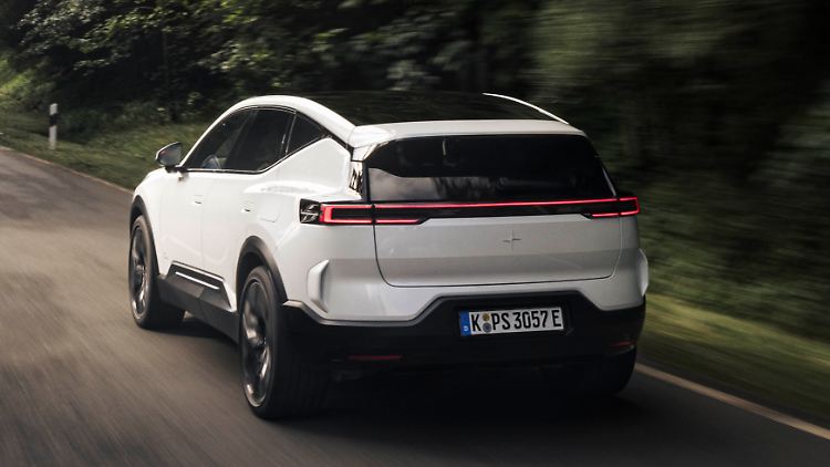 Sachlich: das Heck des Polestar 3 mit durchgehender Lichtleiste und einem coupéartigen Dachabschluss.