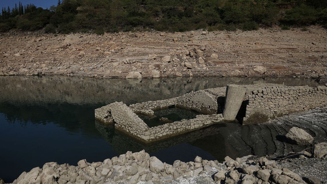 2024-09-03T142020Z_122382022_RC2YS9AMJX03_RTRMADP_3_EUROPE-WEATHER-GREECE-DROUGHT-LAKE.JPG