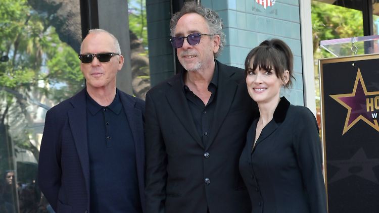 Tim Burton (M.) erhielt bei den Feierlichkeiten prominente Unterstützung von Michael Keaton und Winona Ryder.