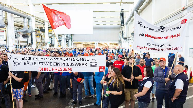 Bei der Betriebsversammlung wurde der Vorstand mit starken Protesten empfangen.