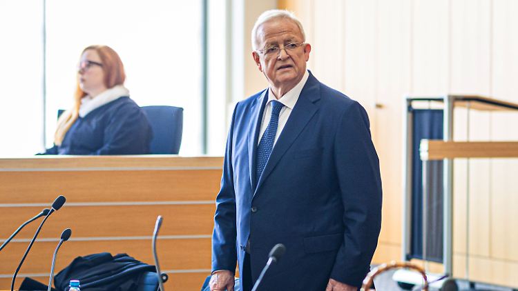 Vor dem Landgericht Braunschweig weist der 77-Jährige jede Schuld von sich. 