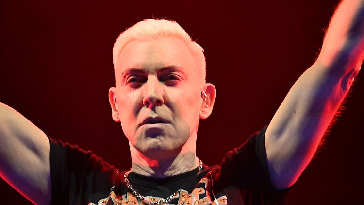 H. P. Baxxter und seine Band sind erschüttert über den Tod eines Crewmitglieds.