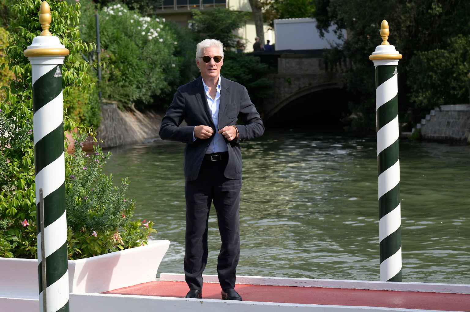 Richard Gere knöpft sich noch schnell das Jacket zu, …