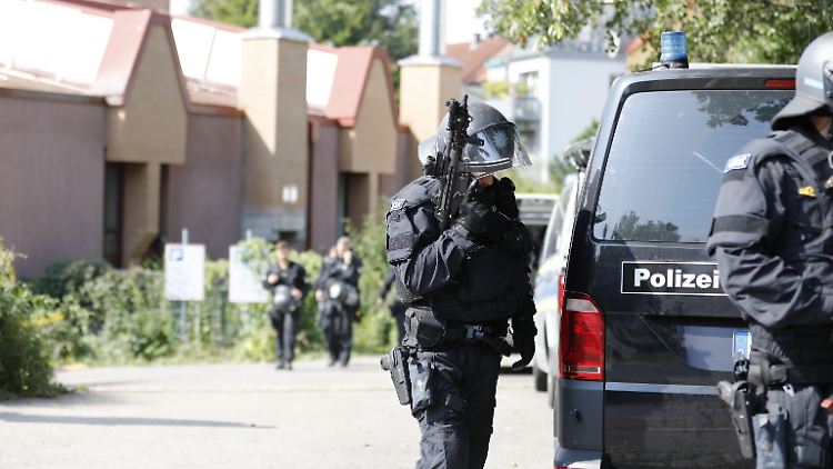 Spezialkräfte kommen an der Technischen Hochschule in Nürnberg zum Einsatz.  