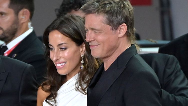 Seit Sommer 2024 wirklich ein Paar: Inés de Ramón und Brad Pitt.