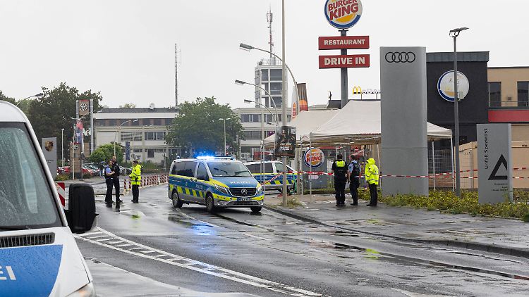 Vor einer Burger-King-Filiale kann die Polizei den Täter stellen.