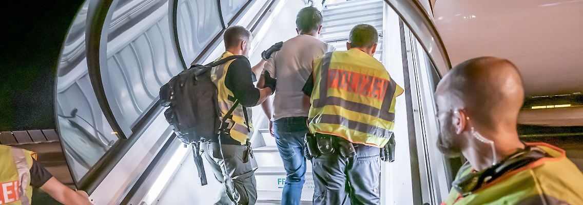 Mit einem Sammelflug sind Menschen aus Berlin abgeschoben worden. (Archivbild)
