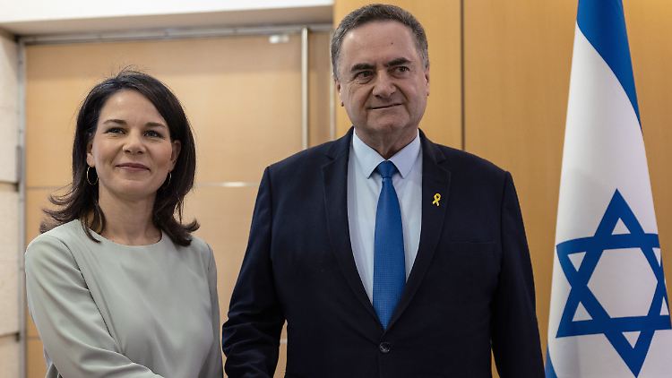 Außenministerin Annalena Baerbock mit ihrem Amtskollegen Israel Katz im Juni. Auch jetzt werden sich die zwei wieder treffen.