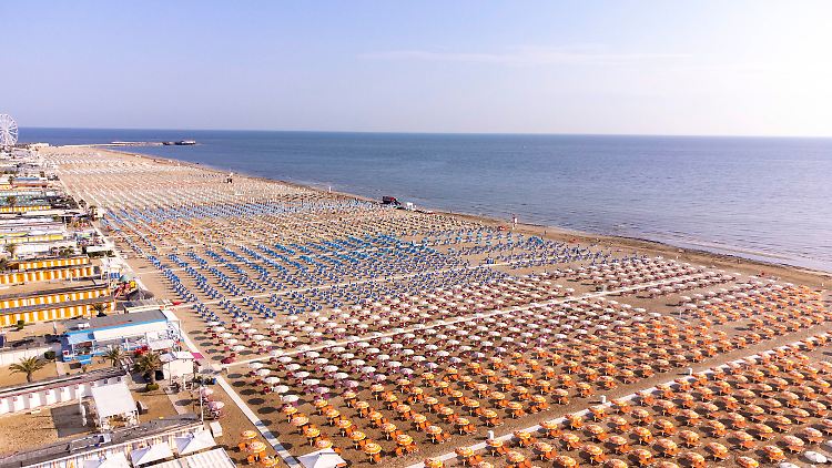 Italien Strände gehören dem Staat. Der verpachtet sie bislang sehr günstig an die langjährigen Betreiber.