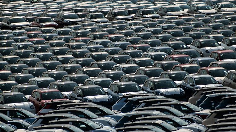 Besonders E-Autos sind in Deutschland aktuell nur schwer zu verkaufen.