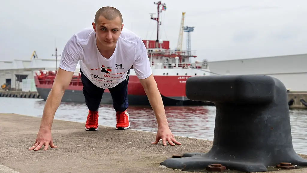 Nika-Dzirkvadze-trainiert-in-einem-Teil-des-Seehafens-an-der-Ostsee