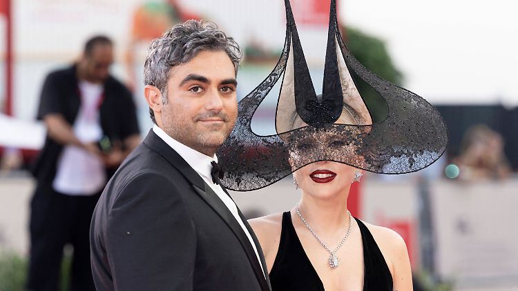 Lady Gaga mit Michael Polansky auf dem roten Teppich in Venedig.
