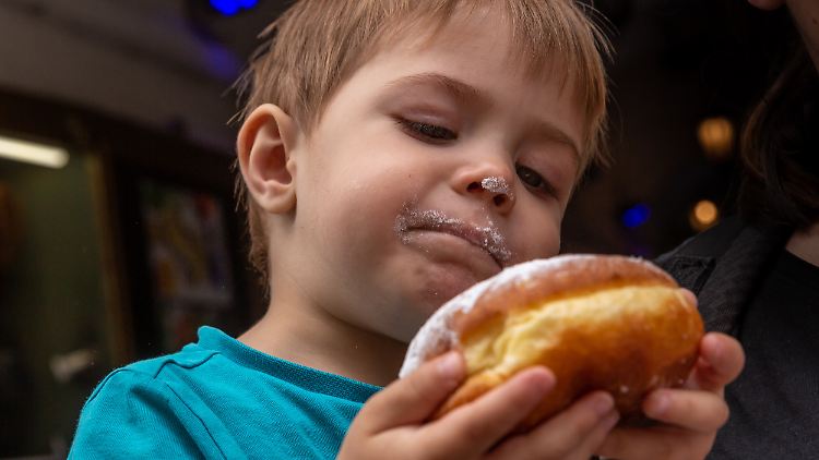 Kindern Süßigkeiten verbieten? Nicht sinnvoll. Aber sie sollten etwas Besonderes sein, sagt die Kinderernährungs-Expertin Ensenauer.