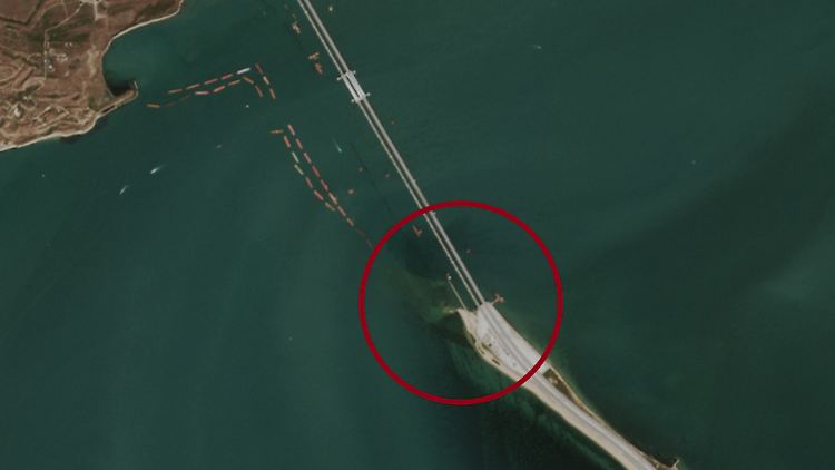 Auf diesem Bild im roten Kreis zu erkennen: ein weiterer Strang neben der Fahrbahn der Krim-Brücke. Bei den rötlichen Strukturen weiter oben im Bild handelt es sich wohl um Barrieren.