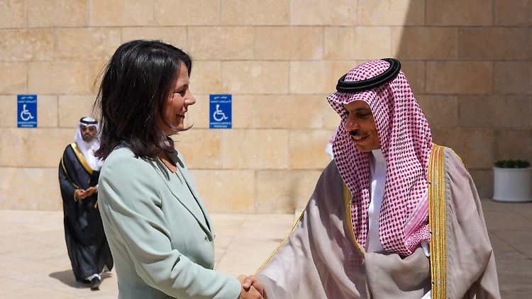 Bundesaußenministerin Annalena Baerbock und Prinz Faisal bin Farhan Al-Saud, Außenminister des Königreichs Saudi-Arabien.