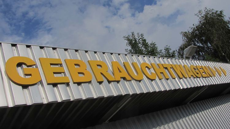 Gewerbliche Anbieter von Gebrauchtwagen müssen eine Gewährleistung geben.
