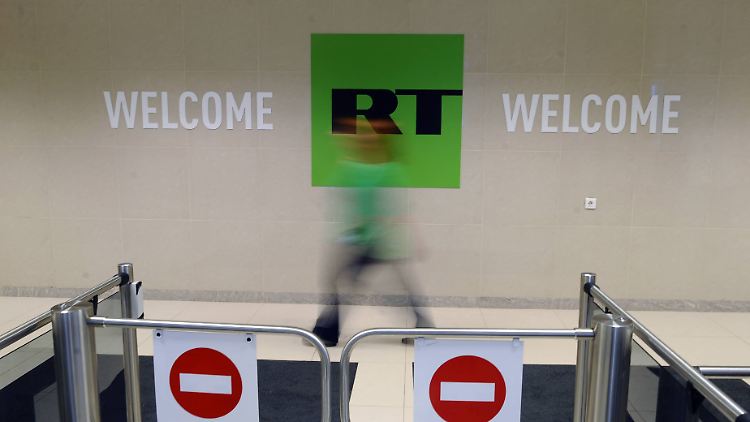Zwei Mitarbeiter von RT wurden wegen Geldwäsche angeklagt.