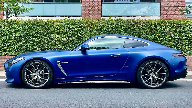 Das 4,73 Meter lange Coupé baut klassisch auf. Gestreckte Motorhaube und kurzes Heck sind immer noch irgendwie sexy.