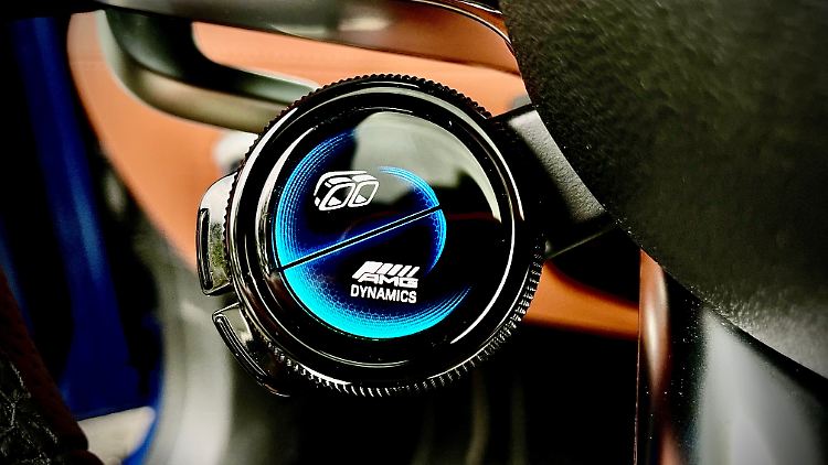 Ein bisschen mehr V8-Sound gefällig? Geht einfach per Fahrmodusschalter am Lenkrad.
