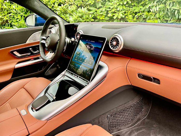 Wie viele Mercedes-Modelle verfügt auch der GT über den großen Hochkant-Screen in der Mittelkonsole. Zahlreiche Ziernähte verleihen dem Sportler eine feine Noblesse. Die Sitze sind durchaus komfortabel.