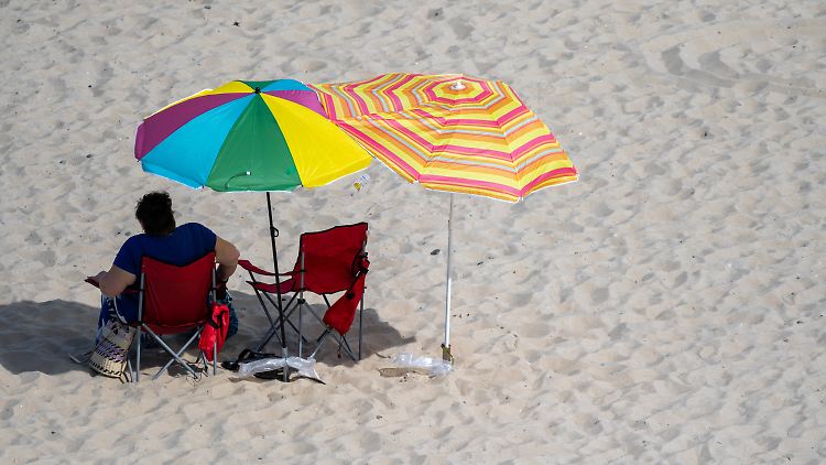 Kalendarisch ist schon Herbst, doch danach fühlt es sich, wie hier am Strand von Rügen, nicht überall an.