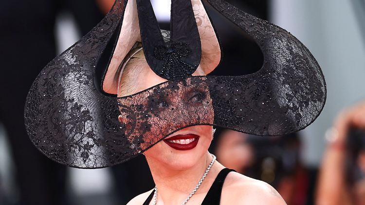 Mit diesem Kopfputz von Philip Treacy lief Lady Gaga in Venedig auf.