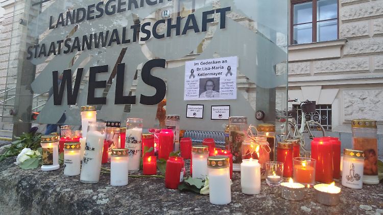 Am Gerichtsgebäude gedachten Menschen im Sommer 2022 der Ärztin.