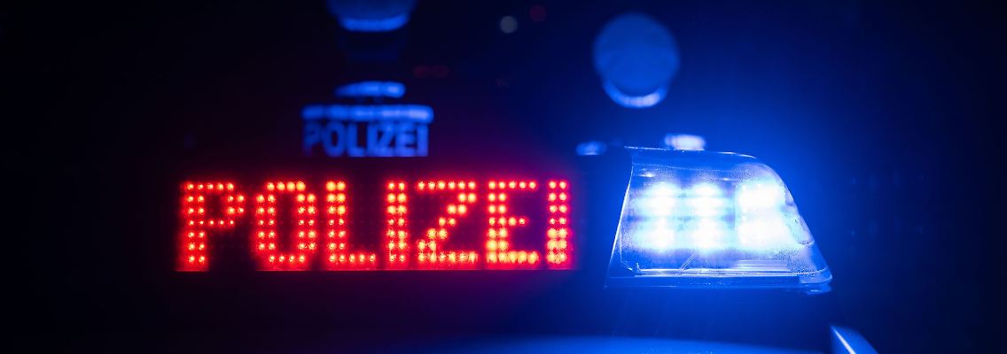 Ein 24-Jähriger wurde nachts im Landkreis Regensburg von einem Auto erfasst und starb. Die Polizei sucht nun nach dem unbekannten Unfallfahrer. (Symbolbild)