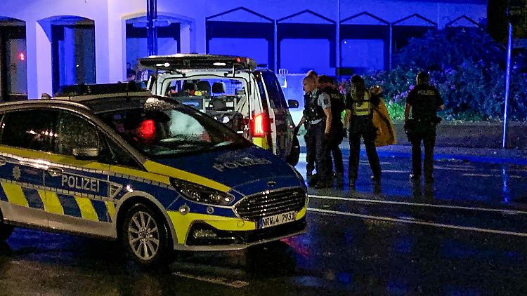 Der Angreifer habe zwar wahllos Menschen attackiert, diese aber ganz gezielt in den Hals gestochen.
