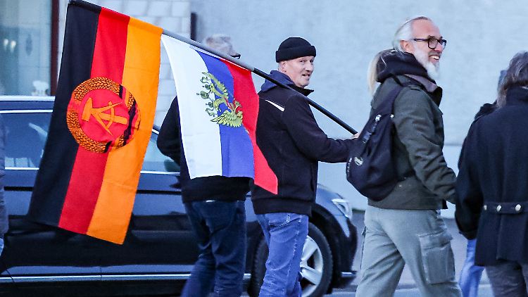 Ein Demonstrant auf einer AfD-Veranstaltung im sachsen-anhaltinische Bad Bibra zeigt Flagge für Russland. 