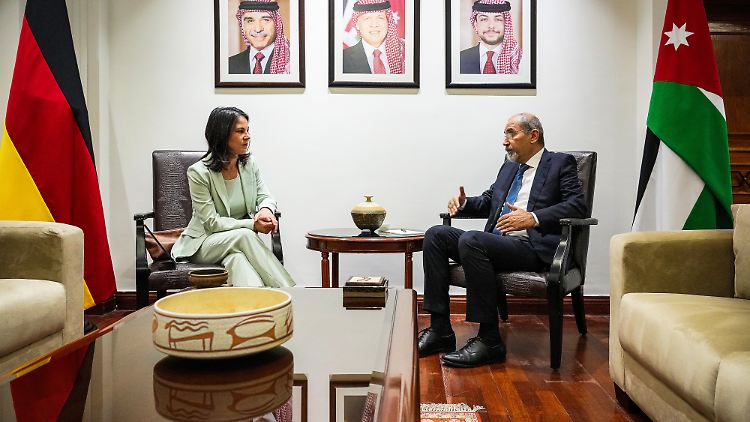 Annalena Baerbock ist auf zweitägiger Nahost-Reise, hier mit Aiman al-Safadi, Außenminister von Jordanien.