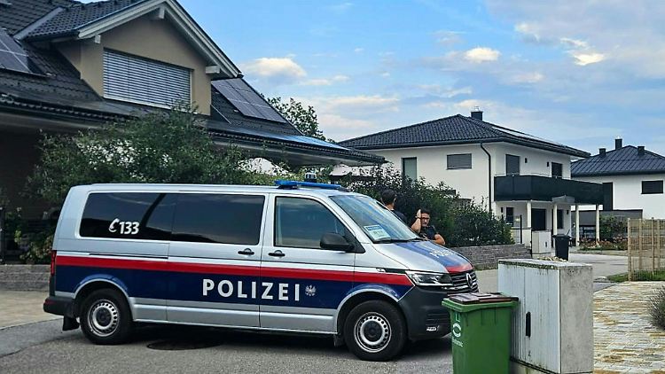 In Österreich durchsuchten Ermittler das Elternhaus des Täters.